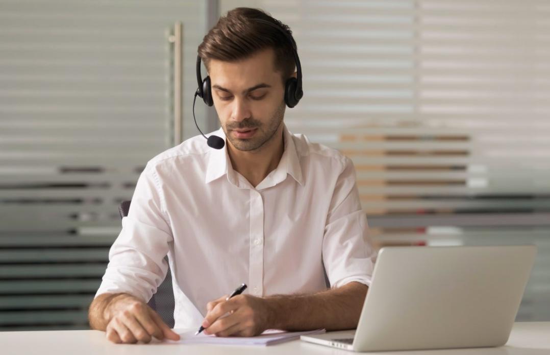 Teilnehmer arbeiten mit Geschäftszahlen und Analysetools