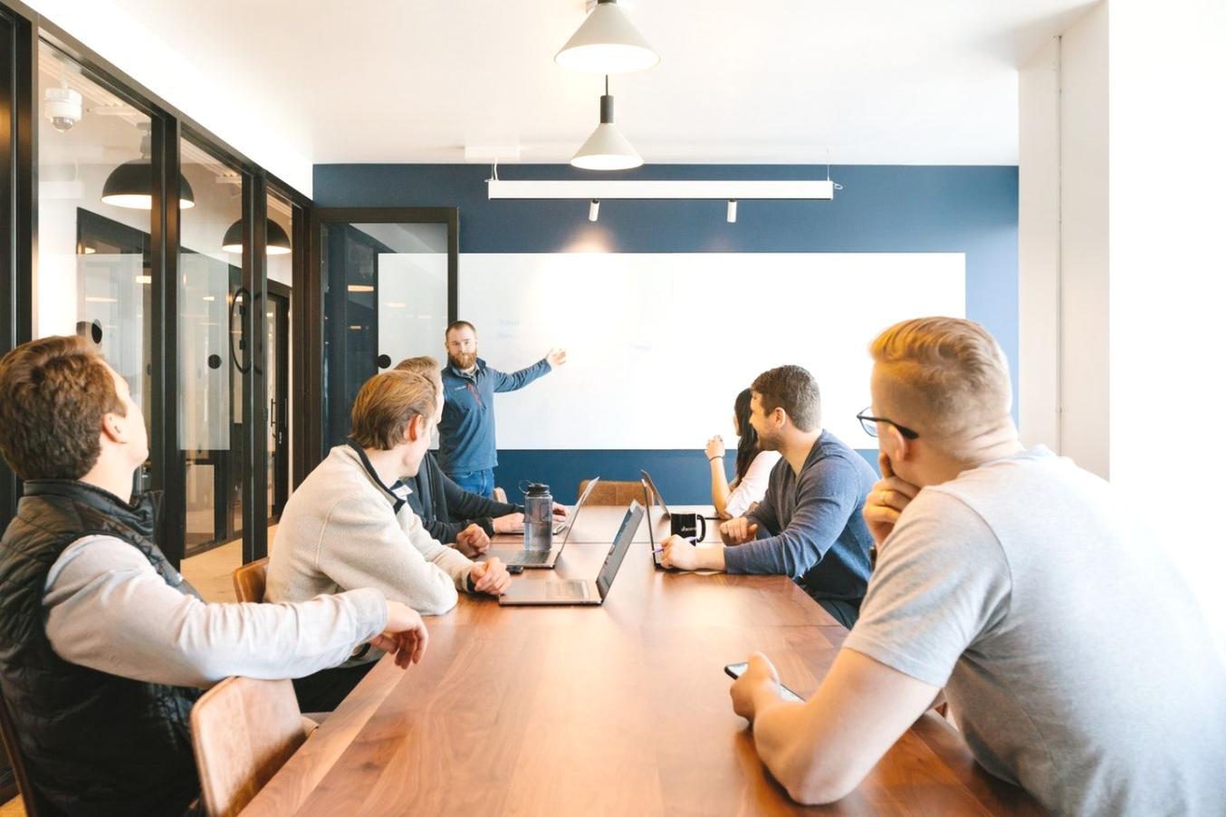 Arbeitsplatz mit Finanzberichten und Analysedokumenten