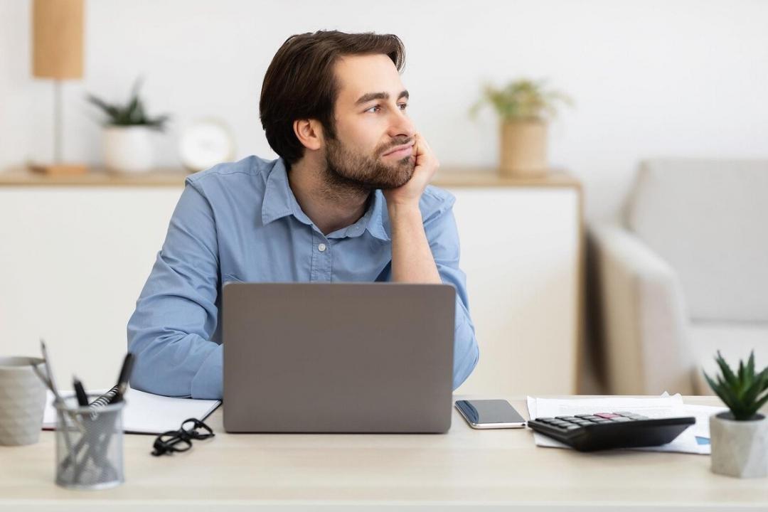 Detaillierte Finanzanalyse mit Diagrammen und Berechnungen