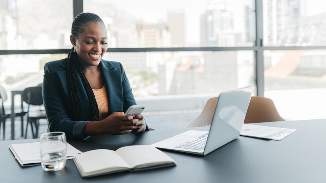Gruppenarbeit an Geschäftsszenarien mit Laptops und Dokumenten